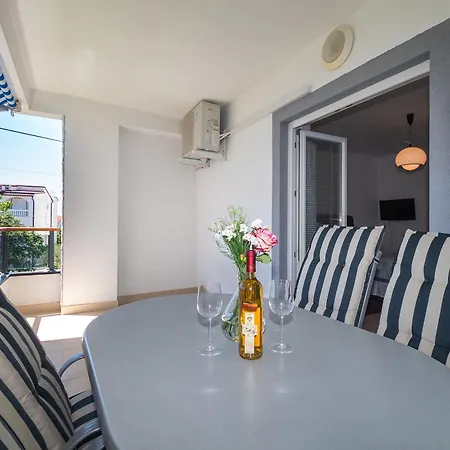 Violett Apartment